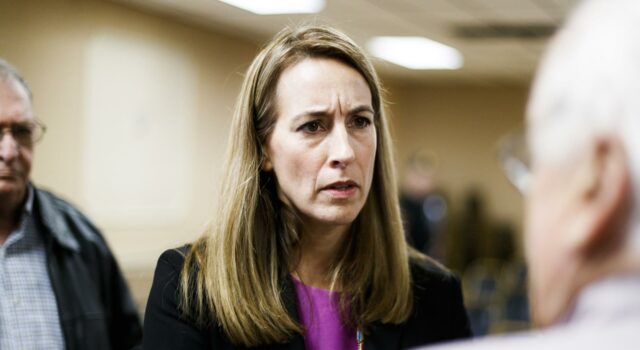 Casa Blanca exige ley electoral por falla en Nueva Jersey La gobernadora de Nueva Jersey Mikie Sherrill hablando con ciudadanos en medio del debate sobre la ley electoral.