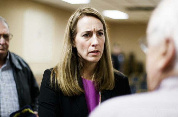 Casa Blanca exige ley electoral por falla en Nueva Jersey La gobernadora de Nueva Jersey Mikie Sherrill hablando con ciudadanos en medio del debate sobre la ley electoral.