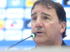 Néstor Lorenzo renueva como DT de Colombia tras el Mundial Néstor Lorenzo habla en micrófono durante conferencia de prensa tras renovar con la Selección Colombia.