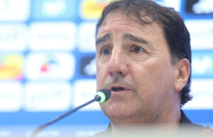 Néstor Lorenzo renueva como DT de Colombia tras el Mundial Néstor Lorenzo habla en micrófono durante conferencia de prensa tras renovar con la Selección Colombia.