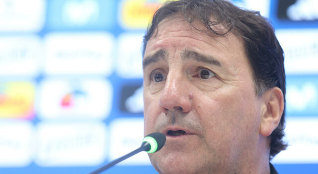 Néstor Lorenzo renueva como DT de Colombia tras el Mundial Néstor Lorenzo habla en micrófono durante conferencia de prensa tras renovar con la Selección Colombia.