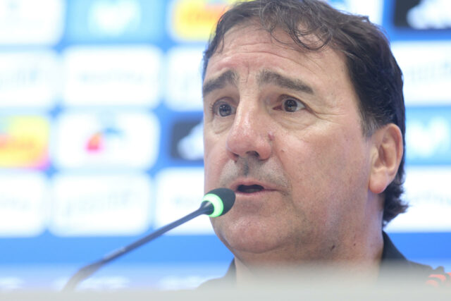 Colombia renueva el contrato al seleccionador Néstor Lorenzo Néstor Lorenzo habla en micrófono durante conferencia de prensa tras renovar con la Selección Colombia.