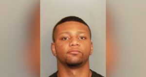 Arrestan a diputado en Jefferson por agredir a recluso Ficha policial de Nicholas Chaz Austin, diputado de 24 años arrestado en el condado de Jefferson.