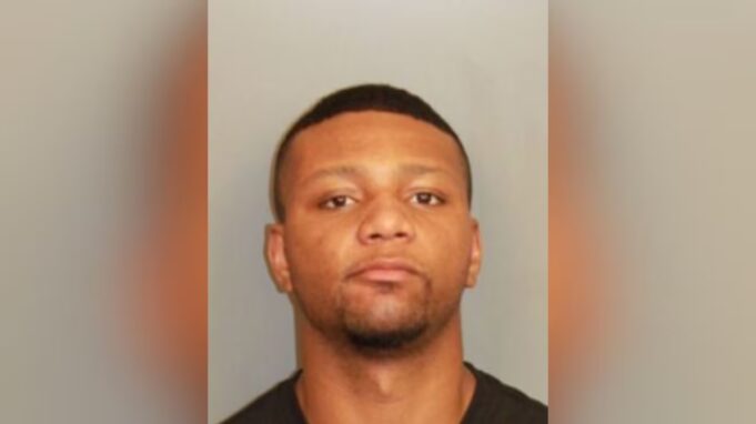 Arrestan a diputado en Jefferson por agredir a recluso Ficha policial de Nicholas Chaz Austin, diputado de 24 años arrestado en el condado de Jefferson.