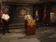 Operación Verano Seguro en Alabama deja decenas de arrestos El alguacil Mark Pettway habla en podio durante rueda de prensa de la Operación Verano Seguro en Alabama.