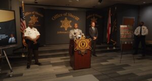 Operación Verano Seguro en Alabama deja decenas de arrestos El alguacil Mark Pettway habla en podio durante rueda de prensa de la Operación Verano Seguro en Alabama.