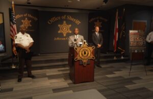 Operación Verano Seguro en Alabama deja decenas de arrestos El alguacil Mark Pettway habla en podio durante rueda de prensa de la Operación Verano Seguro en Alabama.