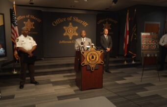 Operación Verano Seguro en Alabama deja decenas de arrestos El alguacil Mark Pettway habla en podio durante rueda de prensa de la Operación Verano Seguro en Alabama.