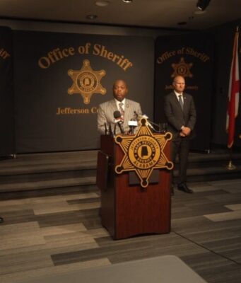 Operación Verano Seguro en Alabama deja decenas de arrestos El alguacil Mark Pettway habla en podio durante rueda de prensa de la Operación Verano Seguro en Alabama.