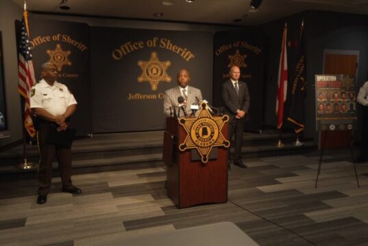 Operación Verano Seguro en Alabama deja decenas de arrestos El alguacil Mark Pettway habla en podio durante rueda de prensa de la Operación Verano Seguro en Alabama.