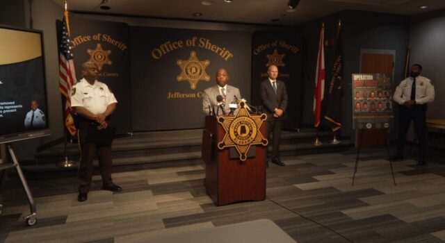 Operación Verano Seguro en Alabama deja decenas de arrestos El alguacil Mark Pettway habla en podio durante rueda de prensa de la Operación Verano Seguro en Alabama.
