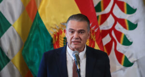 Incendios forestales devoran Tarija y activan emergencia Oscar Montes, gobernador de Tarija, en conferencia ante banderas oficiales sobre la emergencia de incendios forestales.