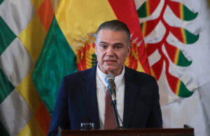 Incendios forestales devoran Tarija y activan emergencia Oscar Montes, gobernador de Tarija, en conferencia ante banderas oficiales sobre la emergencia de incendios forestales.