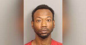 Patrick Stallworth suma cargos en prisión por contrabando Fotografía de ficha policial de Patrick Stallworth, implicado en el caso de la menor Cupcake McKinney en Alabama.