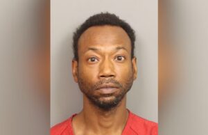 Patrick Stallworth suma cargos en prisión por contrabando Fotografía de ficha policial de Patrick Stallworth, implicado en el caso de la menor Cupcake McKinney en Alabama.