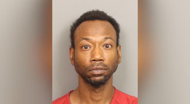 Patrick Stallworth suma cargos en prisión por contrabando Fotografía de ficha policial de Patrick Stallworth, implicado en el caso de la menor Cupcake McKinney en Alabama.