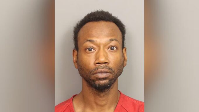 Patrick Stallworth suma cargos en prisión por contrabando Fotografía de ficha policial de Patrick Stallworth, implicado en el caso de la menor Cupcake McKinney en Alabama.