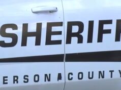 Alabama registra arresto de menor por tiroteo en Center Point Lateral de una patrulla blanca de la Oficina del Alguacil de Jefferson County en Alabama con la palabra Sheriff.
