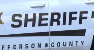 Alabama registra arresto de menor por tiroteo en Center Point Lateral de una patrulla blanca de la Oficina del Alguacil de Jefferson County en Alabama con la palabra Sheriff.