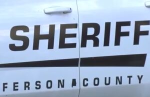 Alabama registra arresto de menor por tiroteo en Center Point Lateral de una patrulla blanca de la Oficina del Alguacil de Jefferson County en Alabama con la palabra Sheriff.