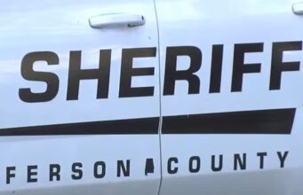 Alabama registra arresto de menor por tiroteo en Center Point Lateral de una patrulla blanca de la Oficina del Alguacil de Jefferson County en Alabama con la palabra Sheriff.
