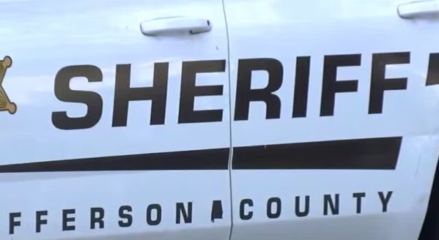 Alabama registra arresto de menor por tiroteo en Center Point Lateral de una patrulla blanca de la Oficina del Alguacil de Jefferson County en Alabama con la palabra Sheriff.
