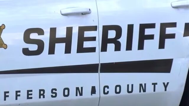 patrulla-sheriff-jefferson-county-alabama Lateral de una patrulla blanca de la Oficina del Alguacil de Jefferson County en Alabama con la palabra Sheriff.