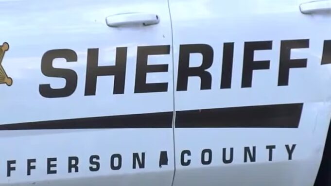 Alabama registra arresto de menor por tiroteo en Center Point Lateral de una patrulla blanca de la Oficina del Alguacil de Jefferson County en Alabama con la palabra Sheriff.