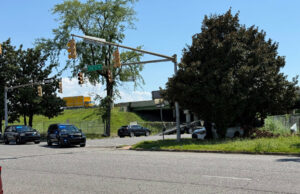Persecución policial en Vestavia Hills deja dos heridos Dos patrullas policiales con luces encendidas custodian la escena de un choque cerca de un cartel de la calle 11.