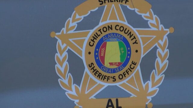 placa-oficina-alguacil-condado-chilton-alabama Insignia oficial de la Oficina del Alguacil del Condado de Chilton en Alabama que investiga accidente mortal.