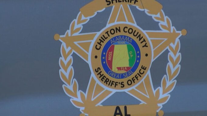 Accidente laboral mortal en el condado de Chilton Insignia oficial de la Oficina del Alguacil del Condado de Chilton en Alabama que investiga accidente mortal.