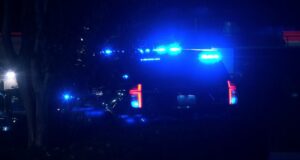 Tiroteo en Montgomery deja una niña de 6 años muerta Luces azules de emergencia de una patrulla de policía parpadeando en la oscuridad de la noche en Montgomery.