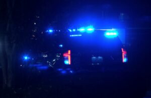Tiroteo en Montgomery deja una niña de 6 años muerta Luces azules de emergencia de una patrulla de policía parpadeando en la oscuridad de la noche en Montgomery.