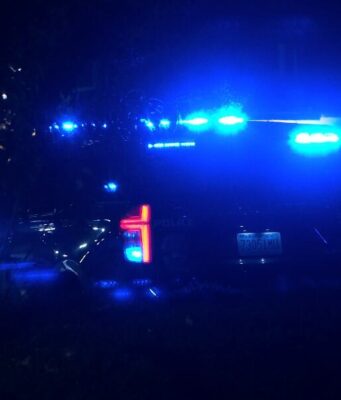 Tiroteo en Montgomery deja una niña de 6 años muerta Luces azules de emergencia de una patrulla de policía parpadeando en la oscuridad de la noche en Montgomery.