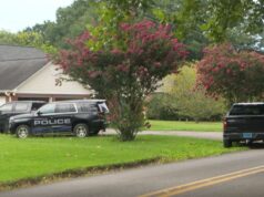 Robo a banco en Springville termina con un hombre arrestado Patrullas policiales de Springville estacionadas frente a una residencia durante la investigación del robo a un banco.