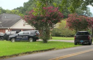 Robo a banco en Springville termina con un hombre arrestado Patrullas policiales de Springville estacionadas frente a una residencia durante la investigación del robo a un banco.