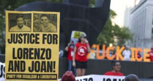 Víctimas del ICE desatan protestas masivas en Nueva York Cartel amarillo de protesta en Nueva York pidiendo justicia para Lorenzo y Joan, víctimas de disparos del ICE.