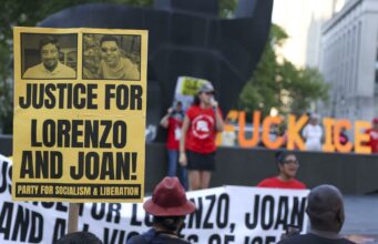 Víctimas del ICE desatan protestas masivas en Nueva York Cartel amarillo de protesta en Nueva York pidiendo justicia para Lorenzo y Joan, víctimas de disparos del ICE.