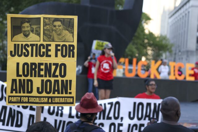Cartel amarillo de protesta en Nueva York pidiendo justicia para Lorenzo y Joan, víctimas de disparos del ICE.