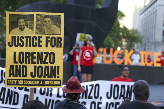Víctimas del ICE desatan protestas masivas en Nueva York Cartel amarillo de protesta en Nueva York pidiendo justicia para Lorenzo y Joan, víctimas de disparos del ICE.