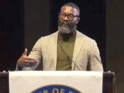 Randall Woodfin es nombrado Crime Stopper del Año 2026 Randall Woodfin en podio otorgando discurso sobre seguridad para el nombramiento de Crime Stopper del Año.