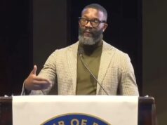 Randall Woodfin es nombrado Crime Stopper del Año 2026 Randall Woodfin en podio otorgando discurso sobre seguridad para el nombramiento de Crime Stopper del Año.