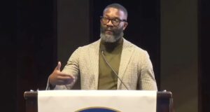 Randall Woodfin es nombrado Crime Stopper del Año 2026 Randall Woodfin en podio otorgando discurso sobre seguridad para el nombramiento de Crime Stopper del Año.