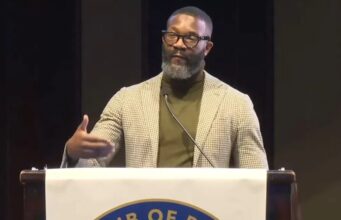 Randall Woodfin es nombrado Crime Stopper del Año 2026 Randall Woodfin en podio otorgando discurso sobre seguridad para el nombramiento de Crime Stopper del Año.