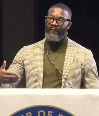Randall Woodfin es nombrado Crime Stopper del Año 2026 Randall Woodfin en podio otorgando discurso sobre seguridad para el nombramiento de Crime Stopper del Año.