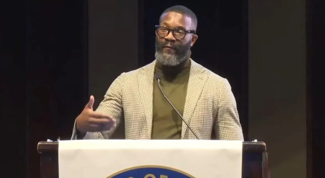 Randall Woodfin es nombrado Crime Stopper del Año 2026 Randall Woodfin en podio otorgando discurso sobre seguridad para el nombramiento de Crime Stopper del Año.