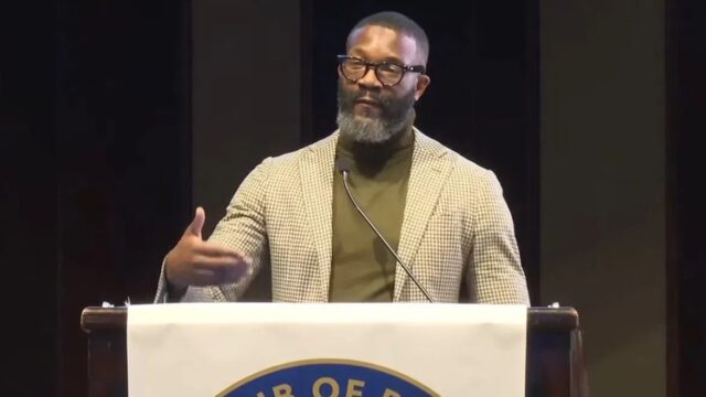 Randall Woodfin en podio otorgando discurso sobre seguridad para el nombramiento de Crime Stopper del Año.
