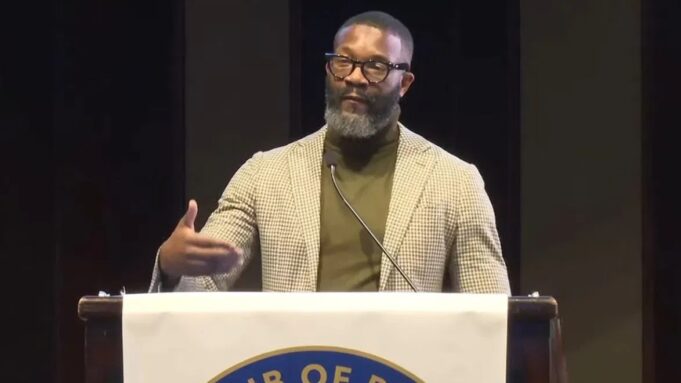 Randall Woodfin es nombrado Crime Stopper del Año 2026 Randall Woodfin en podio otorgando discurso sobre seguridad para el nombramiento de Crime Stopper del Año.