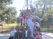 Birmingham aprueba presupuesto millonario enfocado en juventud El alcalde Randall L. Woodfin posa junto a un grupo de niños en una estructura de juego de un parque en Birmingham.