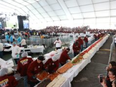 Récord Guinness para la torta más grande en México Torteros preparando la torta más grande del mundo con récord Guinness en México.
